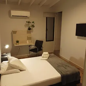 hostal-la-carpita-roja.colombiamedellinhotels.com/